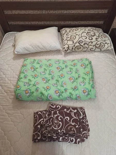 Conjunto de ropa de cama en la cama en el dormitorio — Foto de Stock