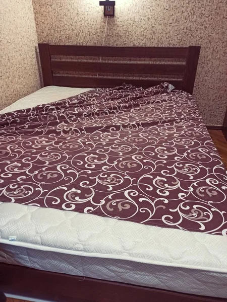 Cama con colchón de sábanas en el dormitorio —  Fotos de Stock