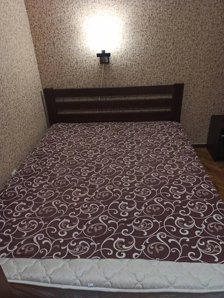 Кровать с покрывалом простыни в спальне — стоковое фото