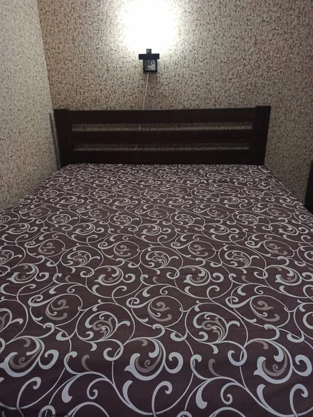Зроблено дерев'яне ліжко в спальні — стокове фото