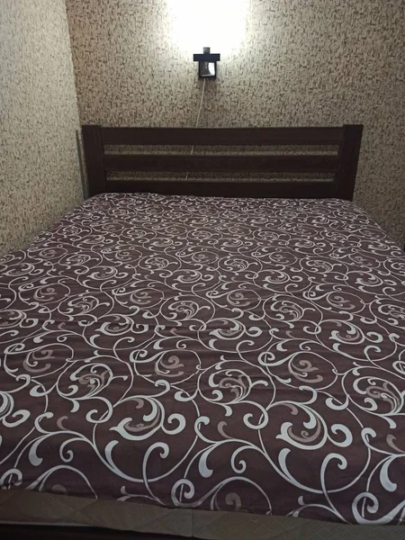 Зроблено дерев'яне ліжко в спальні — стокове фото