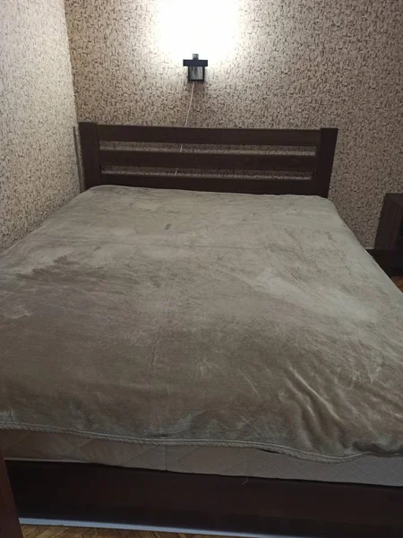 ベッドルームの木製ベッド — ストック写真