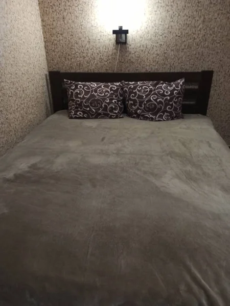 Зроблено дерев'яне ліжко з подушками в спальні — стокове фото