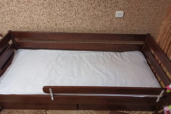 Детская кровать в спальне — стоковое фото