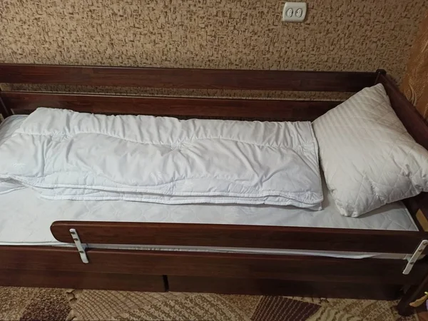 Cama de bebé de madera en el dormitorio —  Fotos de Stock