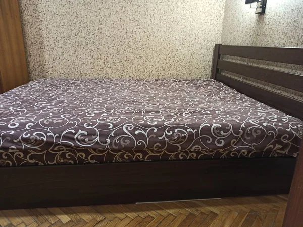 Cama de madera fabricada en el dormitorio —  Fotos de Stock