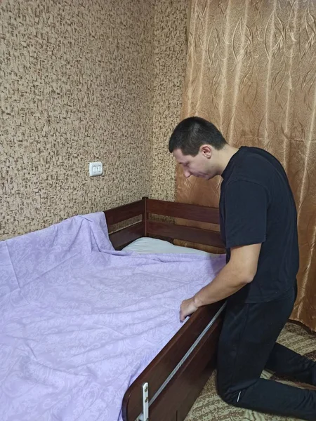 Sábana de la cubierta del hombre en el colchón en cama de bebé —  Fotos de Stock