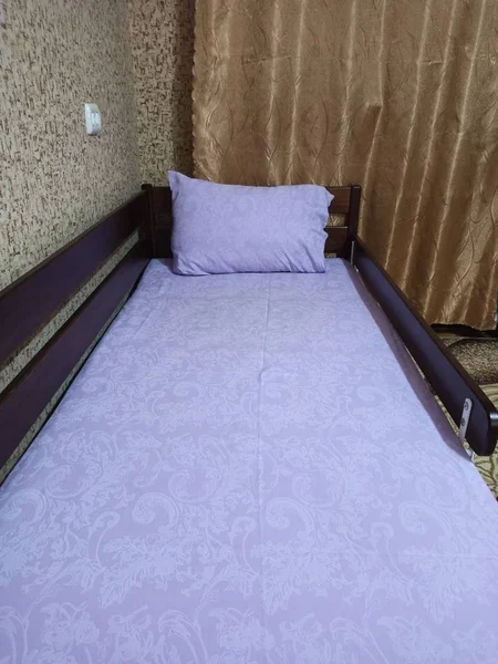 Made-up ξύλινο κρεβάτι μωρού με μαξιλάρι στην κρεβατοκάμαρα — Φωτογραφία Αρχείου