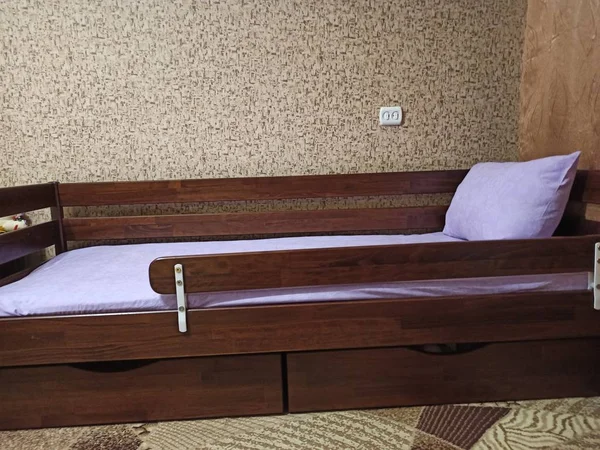 Зроблено дерев'яне дитяче ліжко з подушкою в спальні — стокове фото