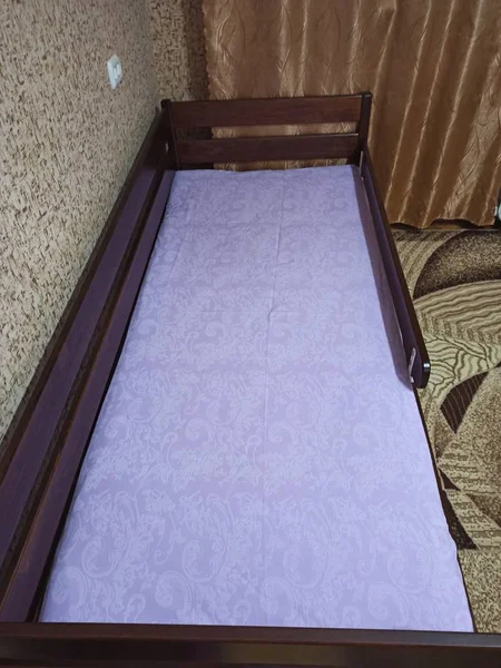 Make-up wooden baby bed in bedroom — стоковое фото