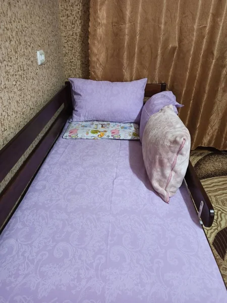 铺好的木制婴儿床，卧室里有枕头 — 图库照片