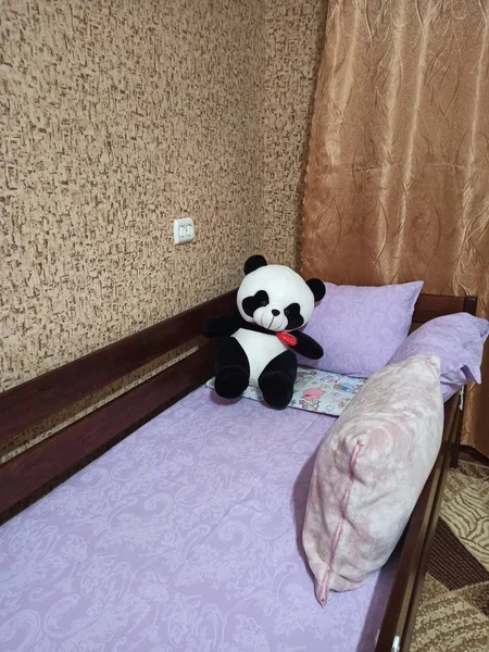 Babybedje met kussens en speelgoed panda in de slaapkamer — Stockfoto