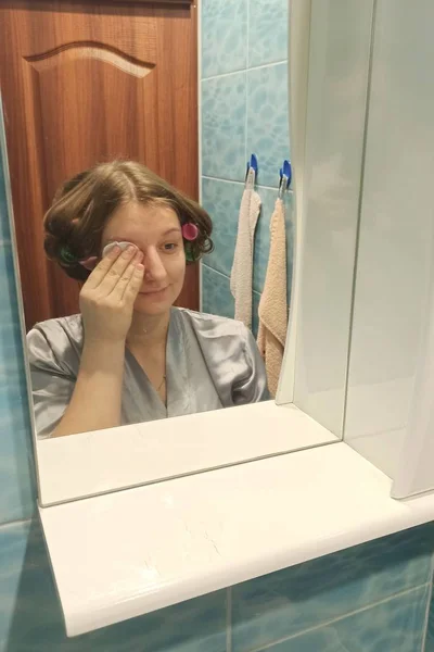 Европейка вытирает кожу в ванной комнате — стоковое фото