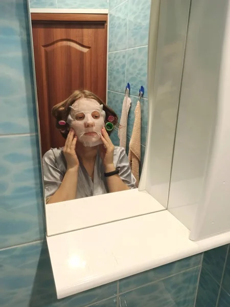 Mujer europea aplicar mascarilla en la cara en el baño —  Fotos de Stock