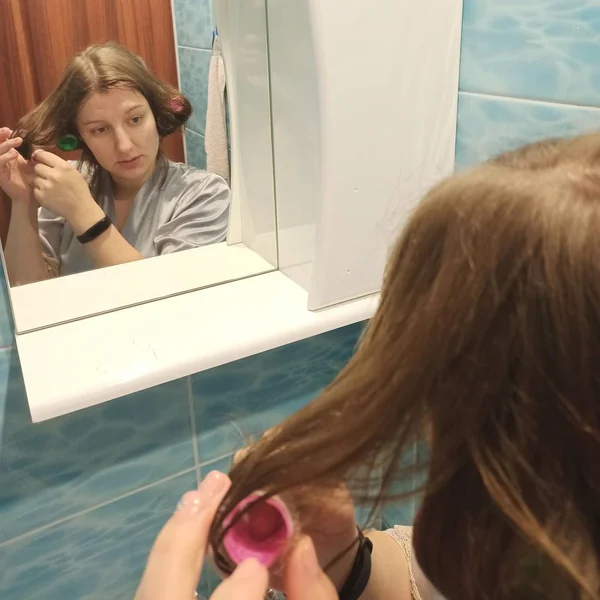 Avrupalı kadınlar saçlarına saç bigudi sürerler. — Stok fotoğraf