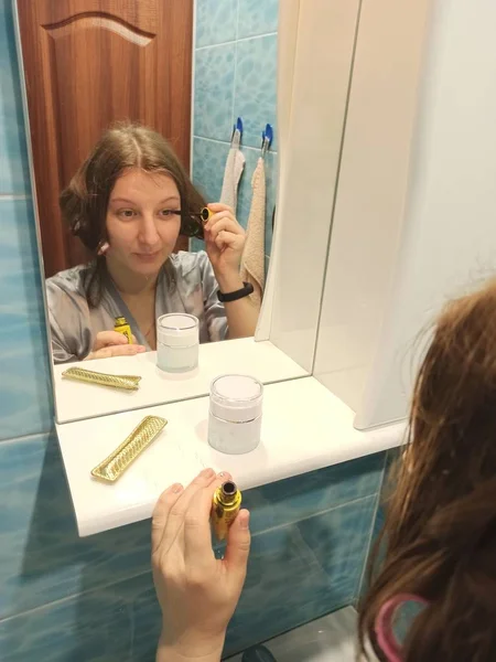 Pestañas de tinte de mujer europea en el baño — Foto de Stock