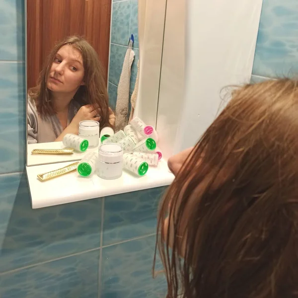 Europäische Frau kämmen Haare im Badezimmer — Stockfoto