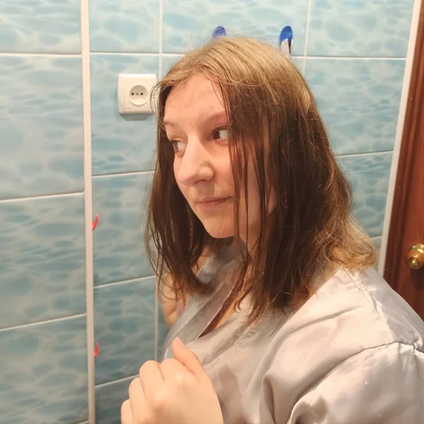 Mooie europese vrouw op badkamer — Stockfoto