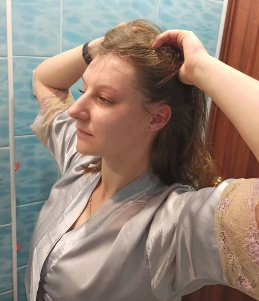 Hermosa mujer europea en el baño — Foto de Stock