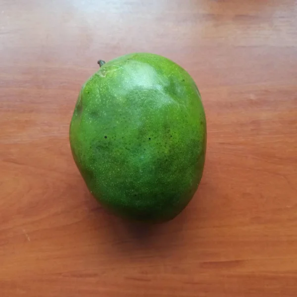 Verse zoete mango op houten tafel — Stockfoto