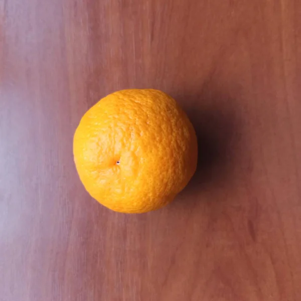 Mandarina dulce fresca sobre mesa de madera — Foto de Stock