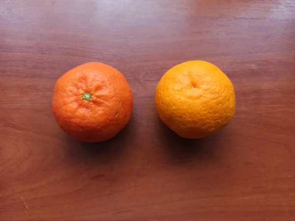 Mandarinas doces frescas na mesa de madeira — Fotografia de Stock
