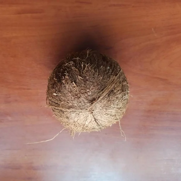 Färsk söt kokosnöt på träbord — Stockfoto