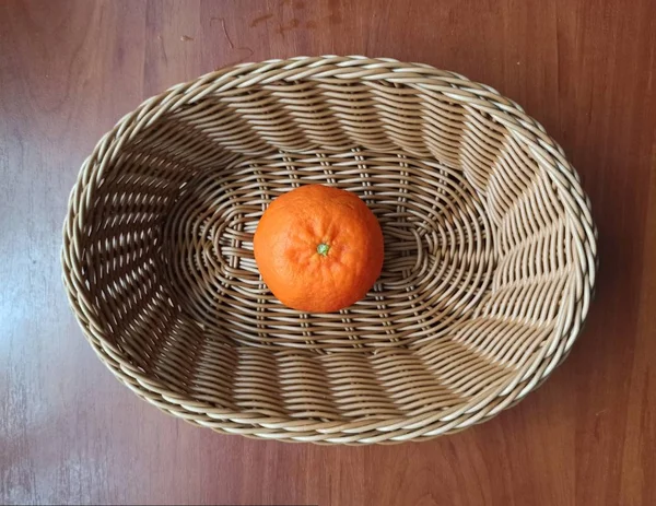 Tangerina em cesta de madeira na mesa de madeira — Fotografia de Stock