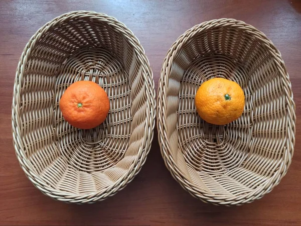Mandarinas en cestas de madera sobre mesa de madera — Foto de Stock