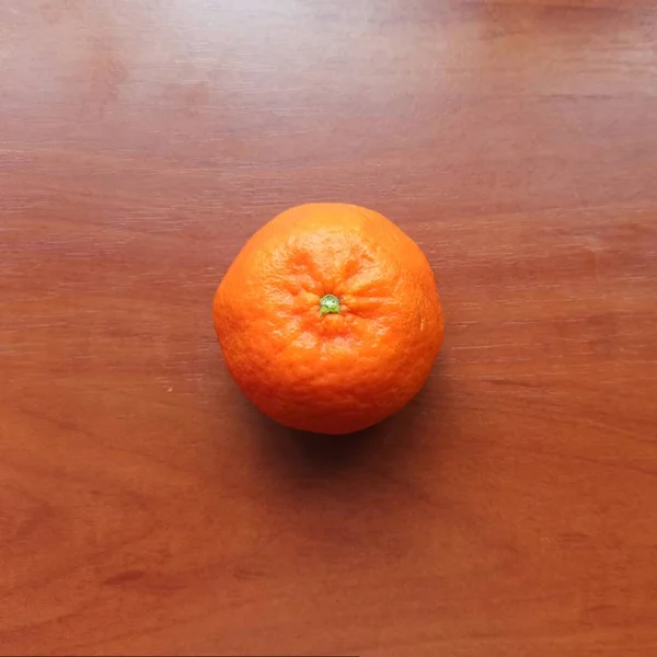 Mandarina doce fresca na mesa de madeira — Fotografia de Stock