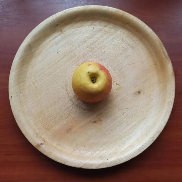 Maçã na bandeja de madeira na mesa de madeira — Fotografia de Stock