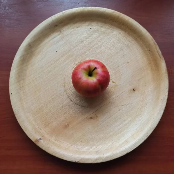 Maçã na bandeja de madeira na mesa de madeira — Fotografia de Stock