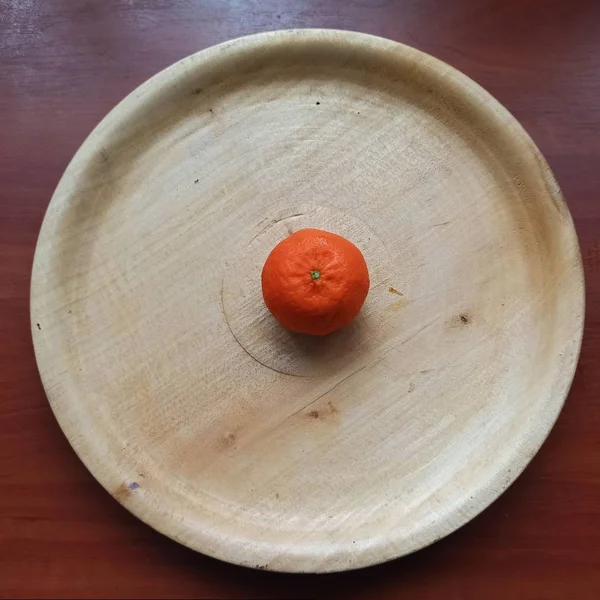 Tangerina na bandeja de madeira na mesa de madeira — Fotografia de Stock