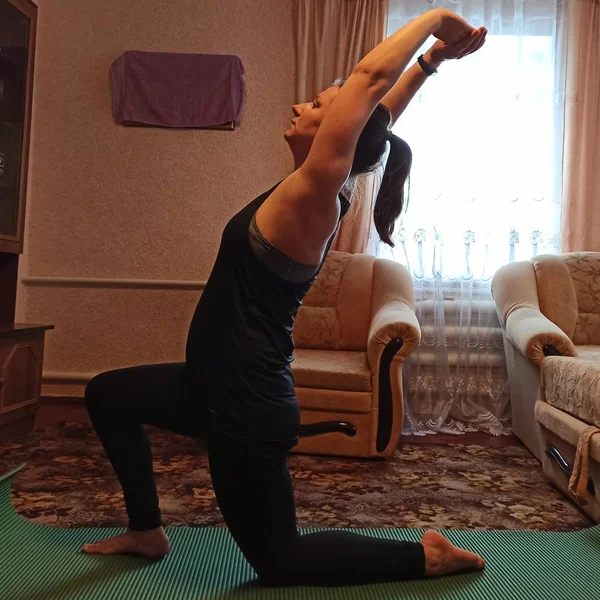 Donna europea che pratica yoga a casa — Foto Stock