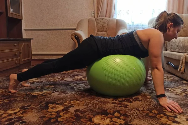 Mujer hacer ejercicio con pelota de fitness en casa — Foto de Stock