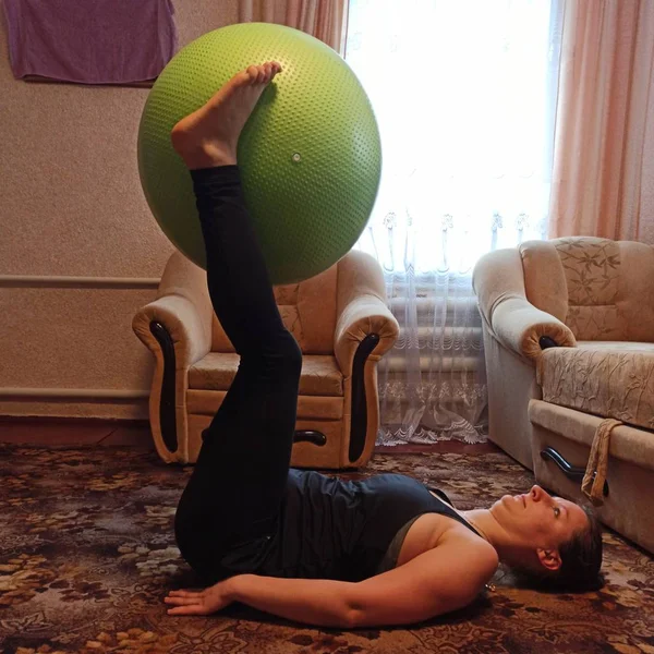 Donna fare esercizio con la palla fitness a casa — Foto Stock