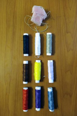 Dikiş ipliği ahşap arka plan üzerinde kümesi