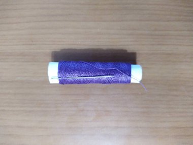 Ahşap arkaplanda dikiş ipliği