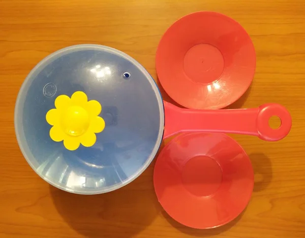 Іграшка для кухні та тарілки на дерев'яному фоні — стокове фото