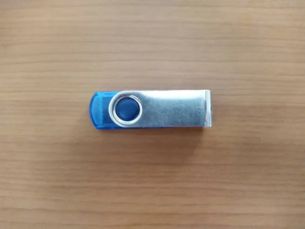 Flash drive em fundo de madeira — Fotografia de Stock