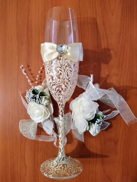 Champagne verre avec des fleurs sur fond en bois — Photo