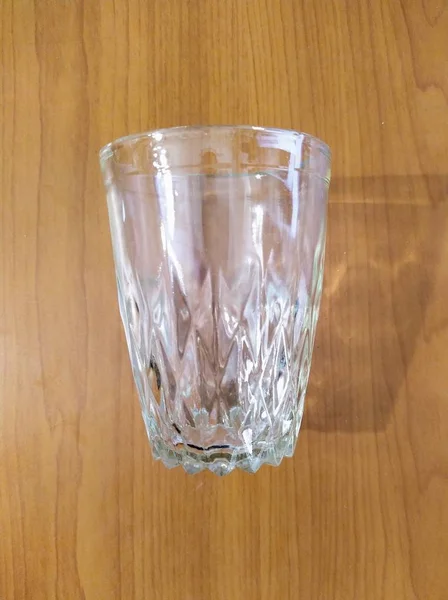 Glas auf Tisch hölzernen Hintergrund — Stockfoto