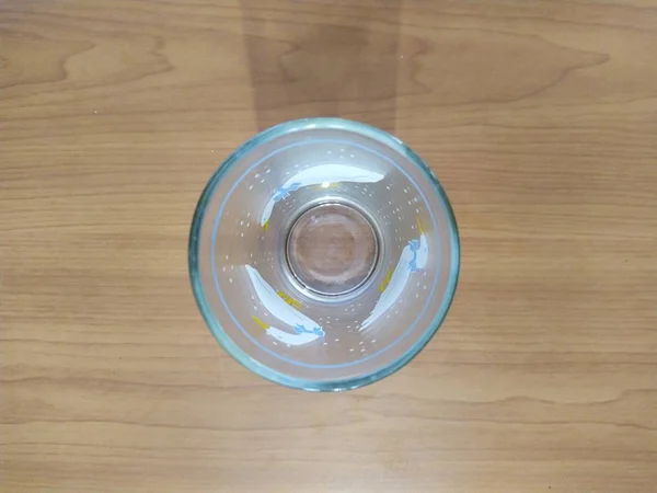 Glas auf Tisch hölzernen Hintergrund — Stockfoto