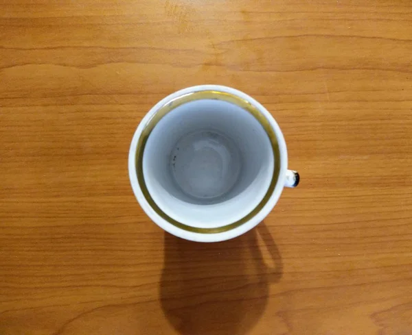 Tasse auf Tisch hölzernen Hintergrund — Stockfoto