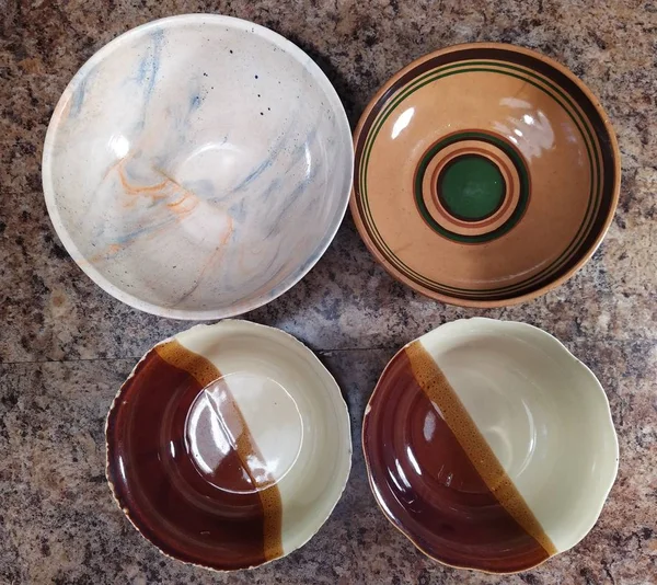 Set of plates and bowls on kitchen table — Stockfoto