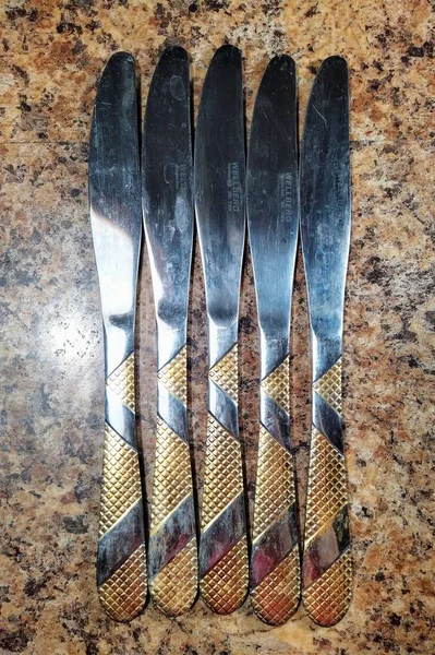 Set of knives on kitchen table background — Stockfoto