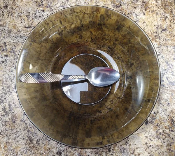 Bol avec cuillère sur fond de table de cuisine — Photo