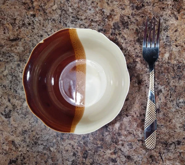 Tigela com garfo no fundo da mesa da cozinha — Fotografia de Stock