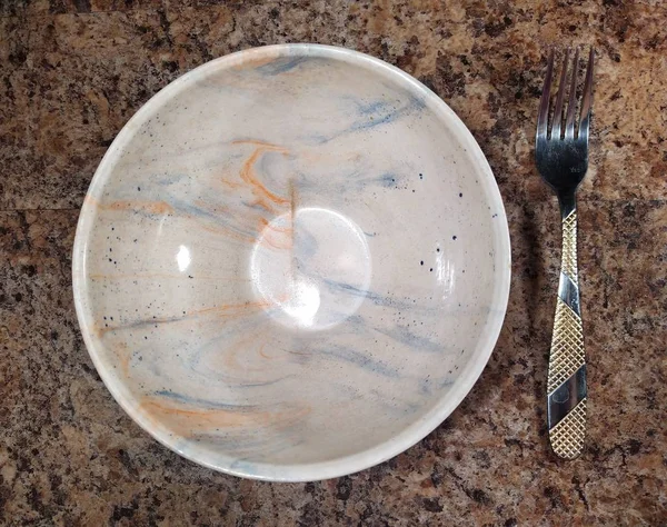 Tigela com garfo no fundo da mesa da cozinha — Fotografia de Stock