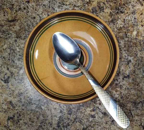 Teller mit Löffel auf Küchentisch Hintergrund — Stockfoto